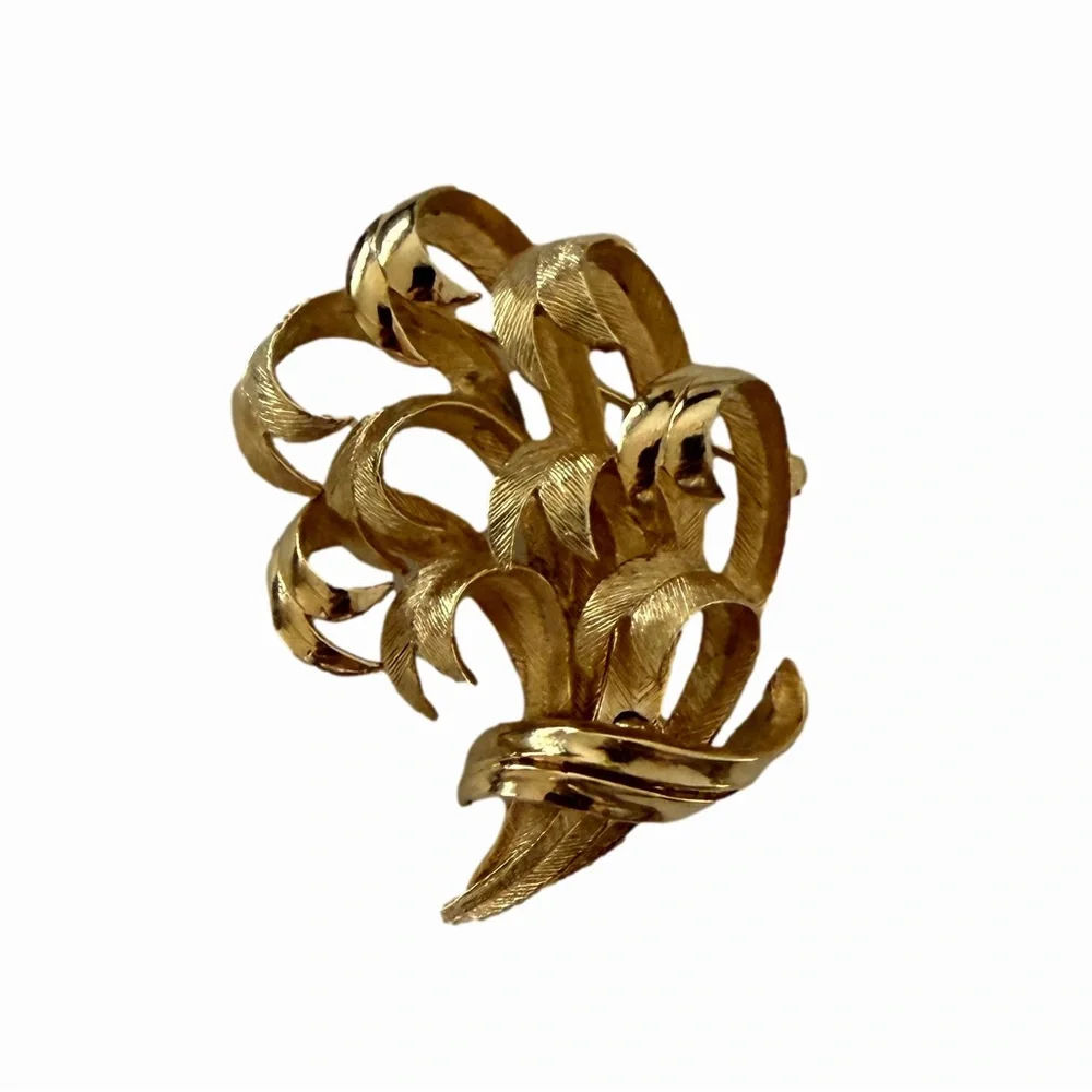 Vintage Lisner Curled Textured Ribbon Spray Gold Tone Brooch | Mid Century Pin